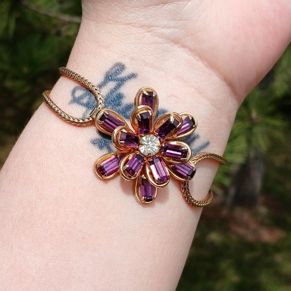 Vintage Gold Tone Bracelet With Purple Glass Flower Unsigned 7.5" - Picture 3 of 11